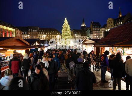 Les acheteurs remplissent les rues de Strasbourg, France pendant les marchés de Noël annuels dans la ville de l'est de la France. Les marchés sont l'un des plus anciens d'Europe, opérant depuis plus de 400 ans. Les estimations sont plus de deux millions de personnes visiteront la ville duirng la saison 2023 Yule. Banque D'Images