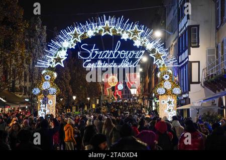 Les acheteurs remplissent les rues de Strasbourg, France pendant les marchés de Noël annuels dans la ville de l'est de la France. Les marchés sont l'un des plus anciens d'Europe, opérant depuis plus de 400 ans. Les estimations sont plus de deux millions de personnes visiteront la ville duirng la saison 2023 Yule. Banque D'Images