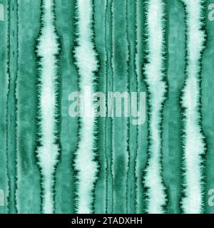 Motif rayé sans couture aquarelle. Texture grunge des taches de peinture. Fond de teinture de cravate sans fin en couleur verte. Imprimé laconique. Banque D'Images