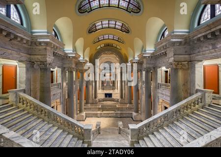 Couloir principal et grands escaliers du bâtiment du Capitole de l'État du Kentucky au 700 Capital Avenue à Frankfort, Kentucky Banque D'Images