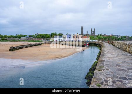 Vue le long de la digue jusqu'au port de St Andrews, avec les ruines de la cathédrale de St Andrews au loin - Royal Burgh de St Andrews à Fife, Écosse, Royaume-Uni Banque D'Images