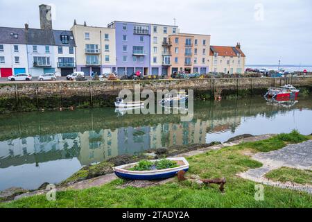 Blocs d'appartements modernes colorés sur Shorehead au port de St Andrews dans le Royal Burgh de St Andrews à Fife, Écosse, Royaume-Uni Banque D'Images