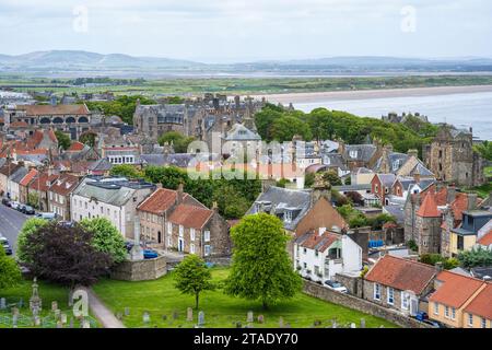 Vue aérienne depuis la tour de St Rule en direction de l'université de St Andrews, avec West Sands au-delà, dans le Royal Burgh de St Andrews à Fife, Écosse, Royaume-Uni Banque D'Images