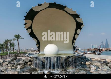 Doha, Qatar, 1 novembre 2023. Pearl Oyster Monument avec sa fontaine à l'extrémité nord de la Corniche. Banque D'Images