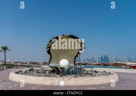 Doha, Qatar, 1 novembre 2023. Pearl Oyster Monument avec sa fontaine à l'extrémité nord de la Corniche. Banque D'Images
