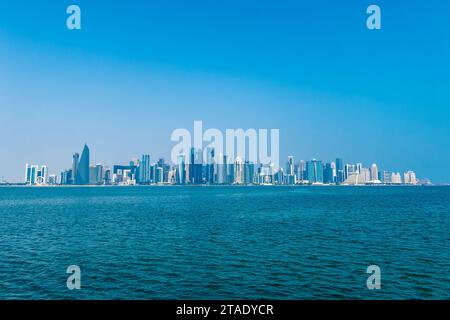 Doha, Qatar, 1 novembre 2023. Vue sur les gratte-ciel depuis la mer Banque D'Images