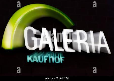 Bonn, Allemagne. 30 novembre 2023. Vue du logo du grand magasin Galeria Kaufhof dans le centre-ville. Crédit : Thomas Banneyer/dpa/Alamy Live News Banque D'Images