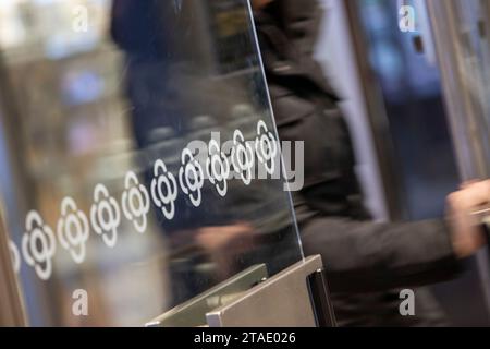 Bonn, Allemagne. 30 novembre 2023. Les logos sont attachés aux portes d'entrée d'un magasin Galeria Kaufhof dans le centre-ville. À la suite de la faillite de Signa Holding autrichienne, la chaîne de grands magasins Galeria Karstadt Kaufhof pourrait bientôt être vendue. Crédit : Thomas Banneyer/dpa/Alamy Live News Banque D'Images