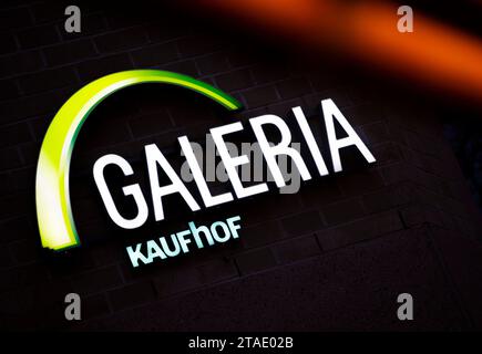 Bonn, Allemagne. 30 novembre 2023. Vue du logo du grand magasin Galeria Kaufhof dans le centre-ville. À la suite de la faillite de Signa Holding autrichienne, la chaîne de grands magasins Galeria Karstadt Kaufhof pourrait bientôt être vendue. Crédit : Thomas Banneyer/dpa/Alamy Live News Banque D'Images