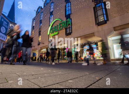 Bonn, Allemagne. 30 novembre 2023. Vue sur le grand magasin Galeria Karstadt Kaufhof dans le centre-ville. À la suite de la faillite de Signa Holding autrichienne, la chaîne de grands magasins Galeria Karstadt Kaufhof pourrait bientôt être vendue. Crédit : Thomas Banneyer/dpa/Alamy Live News Banque D'Images