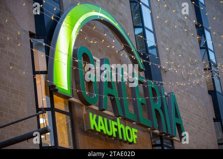 Bonn, Allemagne. 30 novembre 2023. Vue du logo du grand magasin Galeria Kaufhof dans le centre-ville. Crédit : Thomas Banneyer/dpa/Alamy Live News Banque D'Images