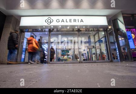 Bonn, Allemagne. 30 novembre 2023. Un logo est accroché sur un magasin Galeria Kaufhof dans le centre-ville. À la suite de la faillite de Signa Holding autrichienne, la chaîne de grands magasins Galeria Karstadt Kaufhof pourrait bientôt être vendue. Crédit : Thomas Banneyer/dpa/Alamy Live News Banque D'Images