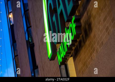 Bonn, Allemagne. 30 novembre 2023. Vue du logo du grand magasin Galeria Kaufhof dans le centre-ville. Crédit : Thomas Banneyer/dpa/Alamy Live News Banque D'Images