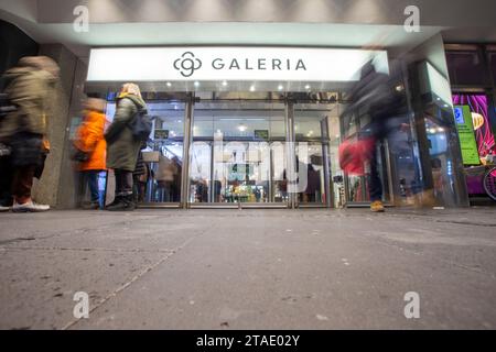 Bonn, Allemagne. 30 novembre 2023. Un logo est accroché sur un magasin Galeria Kaufhof dans le centre-ville. Crédit : Thomas Banneyer/dpa/Alamy Live News Banque D'Images