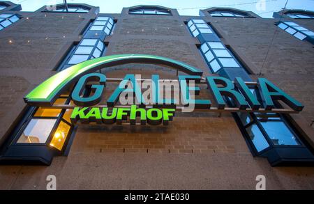Bonn, Allemagne. 30 novembre 2023. Vue du logo du grand magasin Galeria Kaufhof dans le centre-ville. Crédit : Thomas Banneyer/dpa/Alamy Live News Banque D'Images