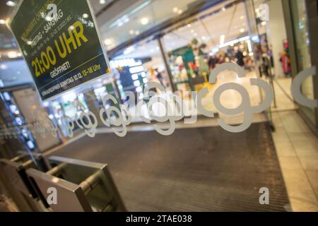 Bonn, Allemagne. 30 novembre 2023. Les logos sont attachés aux portes d'entrée d'un magasin Galeria Kaufhof dans le centre-ville. Crédit : Thomas Banneyer/dpa/Alamy Live News Banque D'Images