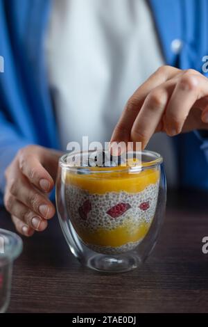Dessert végétalien sain - pudding chia à la mangue et aux baies. Cuisine maison. Banque D'Images