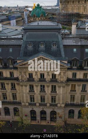 Paris, France, 2023. La façade du flagship de la Société générale et son tympan montrant une allégorie des banques (ville, rivière et Mercure) (verticale) Banque D'Images