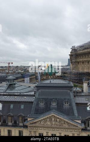 France, 2023. Vue sur les toits de Paris, avec le bâtiment de la Société générale au premier plan, et la coupole en bronze de l'Opéra en arrière-plan Banque D'Images