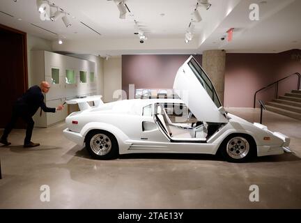 New York, États-Unis. 30 novembre 2023. Les Lamborghini Countach 25th Anniversary Edition 1989 du film de Martin Scorsese 2013 'le loup de Wall Street' sont l'un des nombreux moments forts de Sotheby's Luxury Sales chez Sotheby's à New York le jeudi 30 novembre 2023. Photo de John Angelillo/UPI crédit : UPI/Alamy Live News Banque D'Images