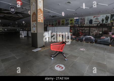 Khan Yunis, Territoires palestiniens. 30 novembre 2023. Vue d'un centre commercial vide le septième jour de la trêve entre Israël et le Hamas. Crédit : Mohammed Talatene/dpa/Alamy Live News Banque D'Images