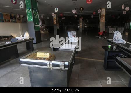 Khan Yunis, Territoires palestiniens. 30 novembre 2023. Vue d'un centre commercial vide le septième jour de la trêve entre Israël et le Hamas. Crédit : Mohammed Talatene/dpa/Alamy Live News Banque D'Images