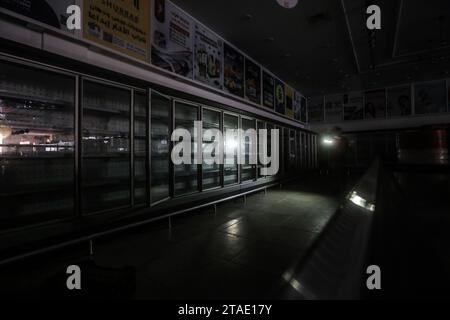 Khan Yunis, Territoires palestiniens. 30 novembre 2023. Vue d'un centre commercial vide le septième jour de la trêve entre Israël et le Hamas. Crédit : Mohammed Talatene/dpa/Alamy Live News Banque D'Images