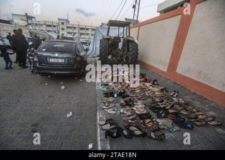 Khan Yunis, Territoires palestiniens. 30 novembre 2023. Un enfant vend des chaussures le long d’un trottoir, le septième jour de la trêve entre Israël et le Hamas. Crédit : Mohammed Talatene/dpa/Alamy Live News Banque D'Images