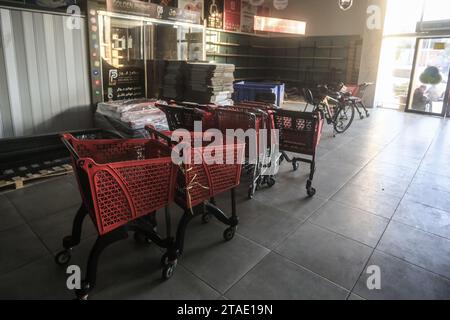 Khan Yunis, Territoires palestiniens. 30 novembre 2023. Vue d'un centre commercial vide le septième jour de la trêve entre Israël et le Hamas. Crédit : Mohammed Talatene/dpa/Alamy Live News Banque D'Images