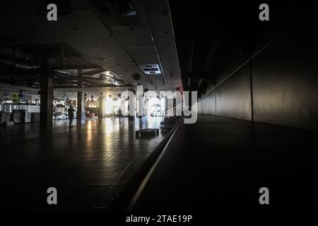 Khan Yunis, Territoires palestiniens. 30 novembre 2023. Vue d'un centre commercial vide le septième jour de la trêve entre Israël et le Hamas. Crédit : Mohammed Talatene/dpa/Alamy Live News Banque D'Images