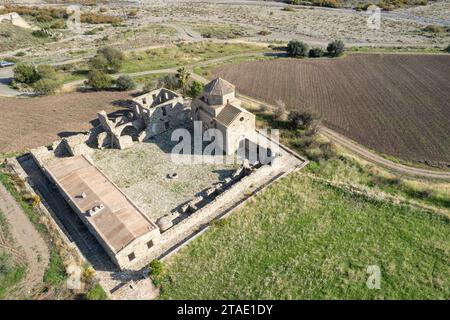 Drone aérien de l'église orthodoxe chrétienne abandonnée. Panagia Sinti, Paphos Chypre Banque D'Images