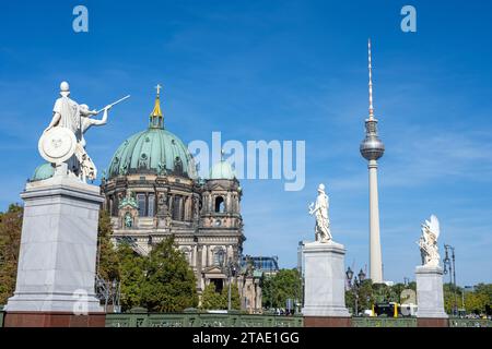La cathédrale, la tour de télévision et quelques sculptures blanches vues à Berlin, Allemagne Banque D'Images