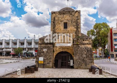 Une vue de la porte Kyrenia dans le nord de Nicosie, Chypre avec la ville comme toile de fond Banque D'Images