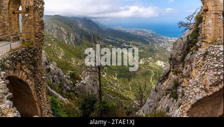 Les montagnes de Kyrena vues à travers les ruines du château de Saint Hilarion, Chypre du Nord Banque D'Images