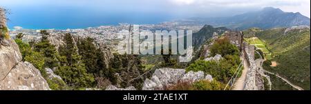 La vue sur les montagnes et la ville de Kyrena depuis les niveaux supérieurs des ruines du château de Saint Hilarion, Chypre du Nord Banque D'Images