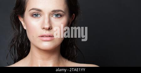 Jeune modèle de beauté de mode brunette avec la peau claire et les cheveux foncés. Beau portrait de jeune femme en gros plan Banque D'Images