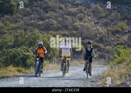 France, Hérault, Gigean, massif de la Gardiole, vététistes sur une route de gravier Banque D'Images