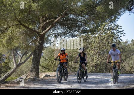 France, Hérault, Gigean, massif de la Gardiole, vététistes sur une route de gravier Banque D'Images