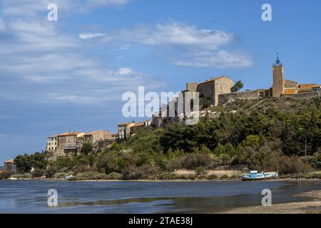 France, Aude, Peyriac-de-Mer, étang de Bages et Sigean, vue sur un village surplombant un lac Banque D'Images