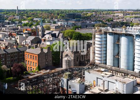 République d'Irlande, Comté de Dublin, Dublin, Guinness Storehouse, musée dans l'usine retraçant l'histoire de la célèbre bière irlandaise, vue sur les bâtiments de la brasserie et la ville, de gauche à droite Phoenix Park et Wellington Museum, Pearse Lyons Distillery et Saint Jame's Church Banque D'Images