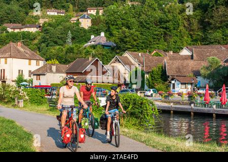 France, Savoie (73), Chanaz, ViaRhôna, cyclistes le long du Canal de Savières Banque D'Images