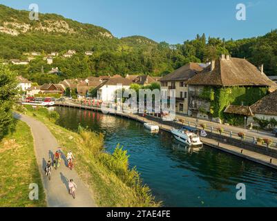 France, Savoie (73), Chanaz, ViaRhôna, cyclistes le long du Canal de Savières (vue aérienne) Banque D'Images