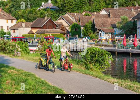 France, Savoie (73), Chanaz, ViaRhôna, cyclistes le long du Canal de Savières Banque D'Images