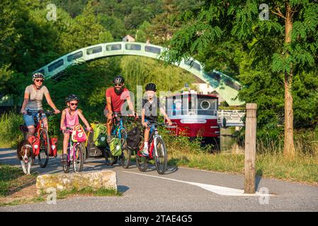 France, Savoie (73), Chanaz, ViaRhôna, cyclistes le long du Canal de Savières Banque D'Images