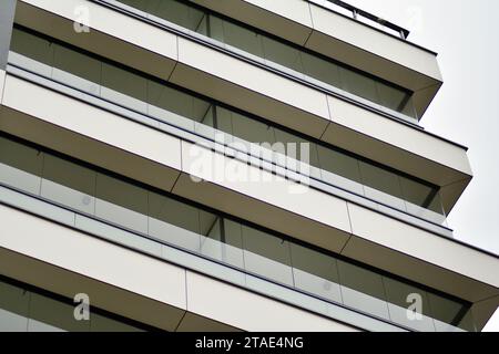 Nouveau bâtiment d'appartements avec balcons en verre. Maisons à l'architecture moderne au bord de la mer. Grand vitrage sur la façade du bâtiment. Banque D'Images