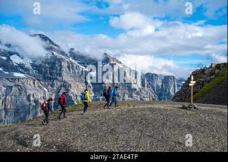 France, haute-Savoie (74), massif du Chablais, montagnes du Giffre, Sixt-fer-à-Cheval, réserve naturelle de Sixt-fer-à-Cheval, randonneurs arrivant au Tête de Pérua (2296m) Banque D'Images