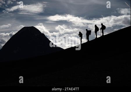 France, haute-Savoie (74), massif du Chablais, montagnes du Giffre, Sixt-fer-à-Cheval, réserve naturelle de Sixt-fer-à-Cheval, randonneurs marchant entre le Col de Sageroux et la Tête de Pérua (2296m), avec la Pointe Rousse des chambres (2660m) en arrière-plan Banque D'Images