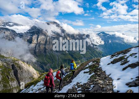 France, haute-Savoie (74), massif du Chablais, montagnes du Giffre, Sixt-fer-à-Cheval, réserve naturelle de Sixt-fer-à-Cheval, randonneurs marchant entre le Col de Sageroux et la Tête de Pérua (2296m), le Cirque-du-fer-à-Cheval dans le fond brumeux Banque D'Images