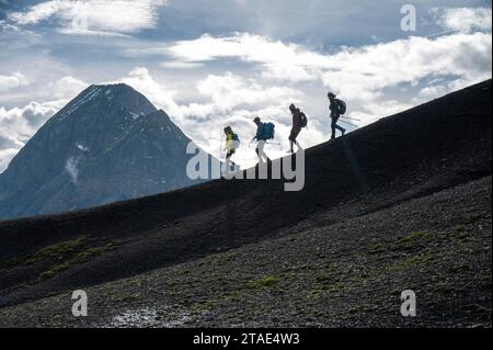 France, haute-Savoie (74), massif du Chablais, montagnes du Giffre, Sixt-fer-à-Cheval, réserve naturelle de Sixt-fer-à-Cheval, randonneurs marchant entre le Col de Sageroux et la Tête de Pérua (2296m), avec la Pointe Rousse des chambres (2660m) en arrière-plan Banque D'Images