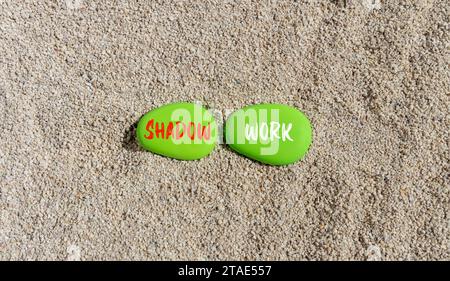Symbole de psychologie du travail d'ombre. Mots conceptuels Shadow travaille sur une belle pierre verte. Beau fond de plage de sable. Le concept de travail d'ombre en psychologie. Co Banque D'Images